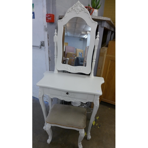 1466 - A white French style dressing table