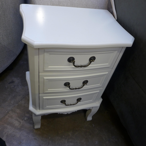 1436 - A three drawer bedside chest