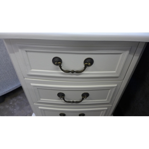 1436 - A three drawer bedside chest