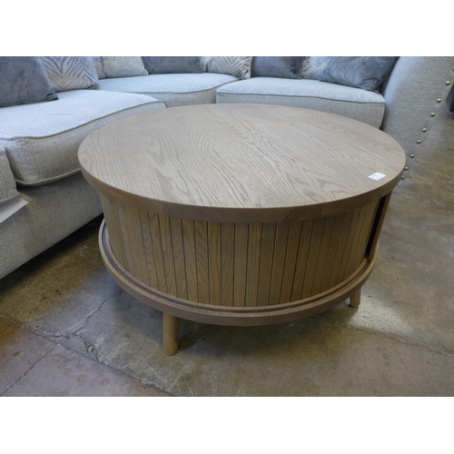 1438 - An oak circular tambour coffee table