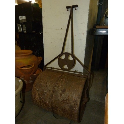 284A - A Victorian cast iron garden roller