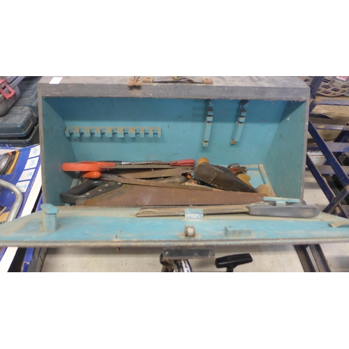 2030 - Joiner's tool chest and approx 20 mixed hammers