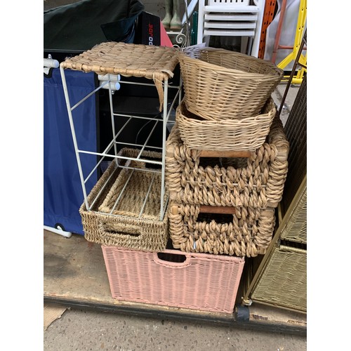 2119 - Approx. 10 wicker baskets and basket stands