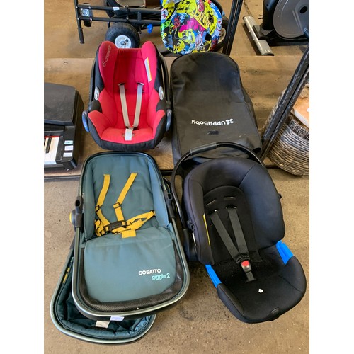 2133 - Two car seats and carry cot