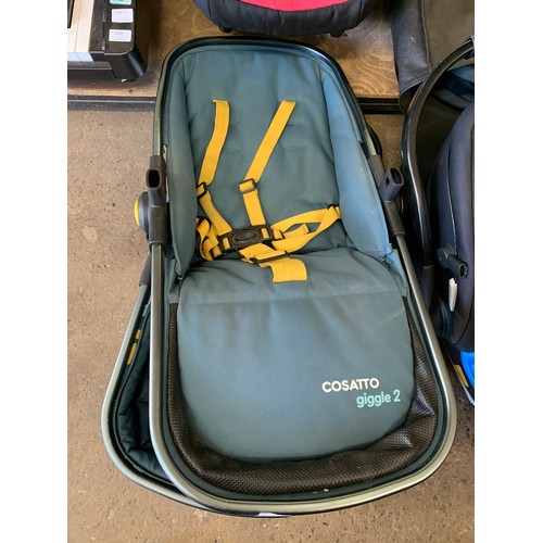 2133 - Two car seats and carry cot