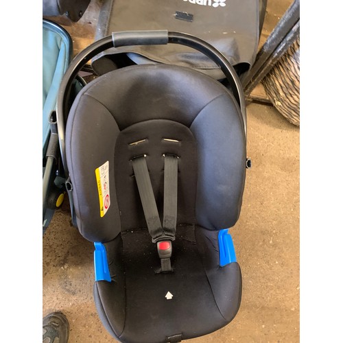 2133 - Two car seats and carry cot