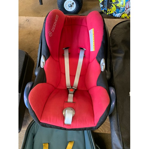 2133 - Two car seats and carry cot