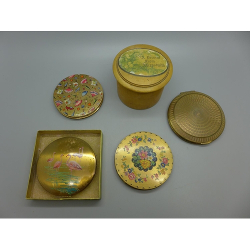 626 - A Stratton compact decorated with flamingos, three other compacts and a powder buff in a treen pot