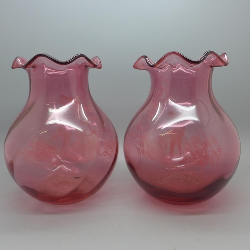 642 - A pair of Mary Gregory pink glass vases, 14cm