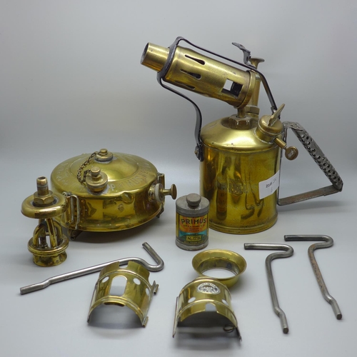 650 - A Primus brass blow torch and Primus stove