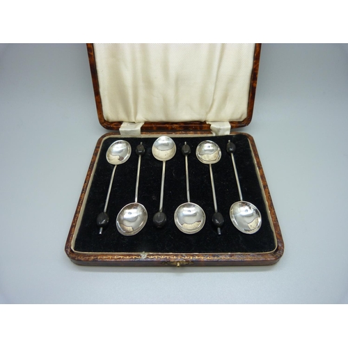 814 - Six silver coffee bean spoons, 5 plus 1 with yellow enamel back, 37g