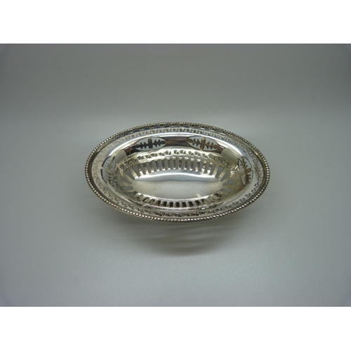 815 - An oval pierced silver dish, London 1928, 73g, 142mm x 93mm