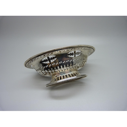 815 - An oval pierced silver dish, London 1928, 73g, 142mm x 93mm