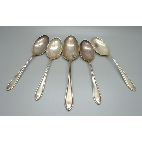 820 - Five silver spoons, 256g, (4+1)