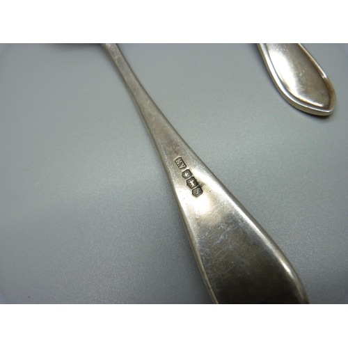 820 - Five silver spoons, 256g, (4+1)