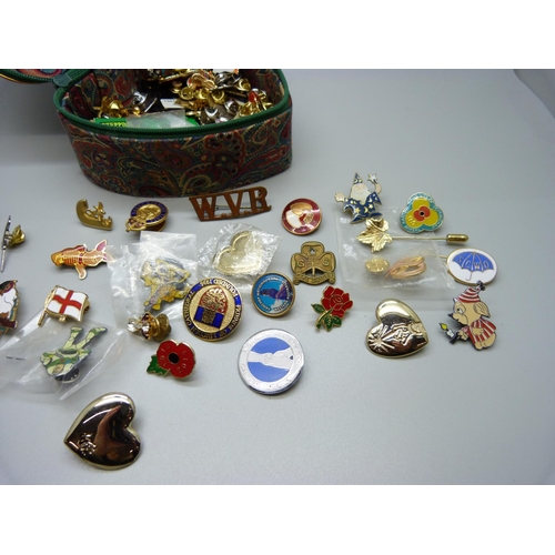 859 - A collection of pin badges, etc.