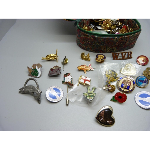 859 - A collection of pin badges, etc.