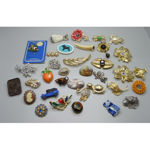 861 - Assorted brooches