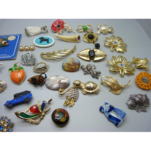 861 - Assorted brooches