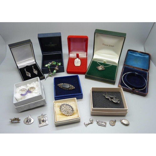 869 - Silver and silver mounted jewellery