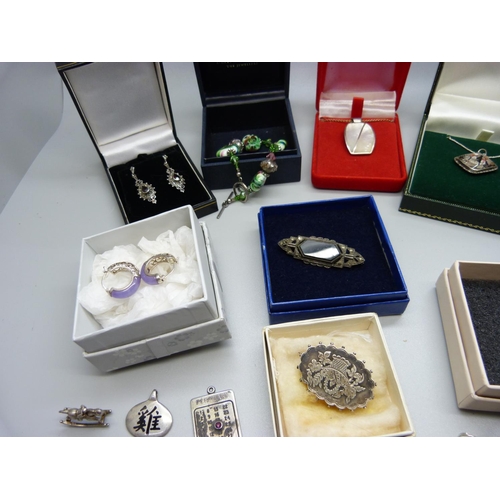 869 - Silver and silver mounted jewellery