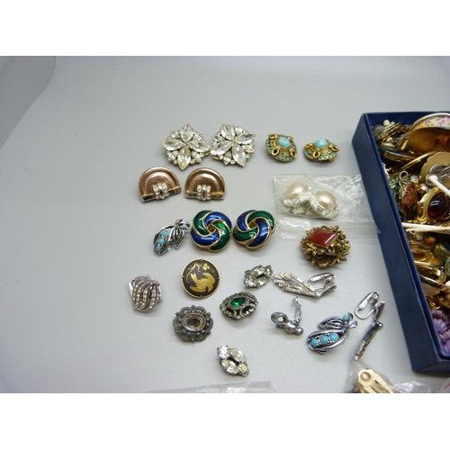 871 - Sixty pairs of vintage clip-on earrings