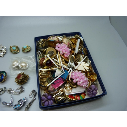 871 - Sixty pairs of vintage clip-on earrings