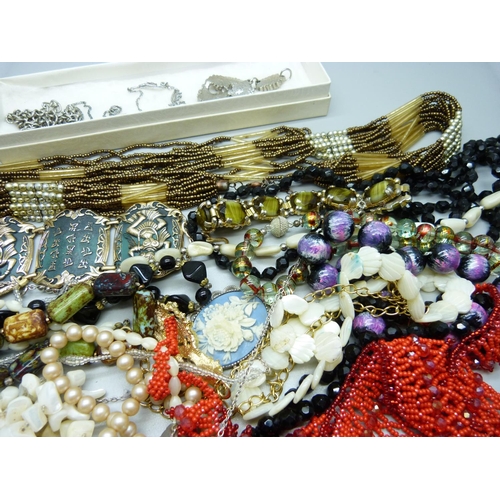 872 - Vintage costume jewellery