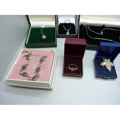 882 - A collection of silver jewellery