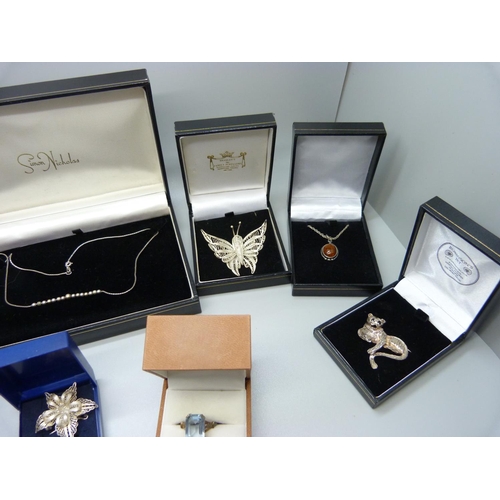 882 - A collection of silver jewellery