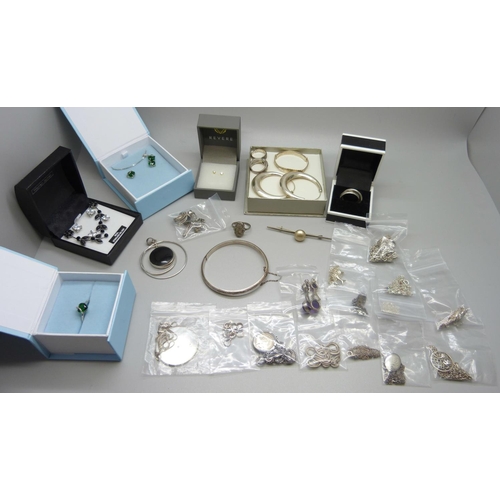 883 - A collection of silver jewellery including a baby's bangle, and two boxed 'Crystal Chain' items