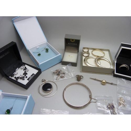 883 - A collection of silver jewellery including a baby's bangle, and two boxed 'Crystal Chain' items