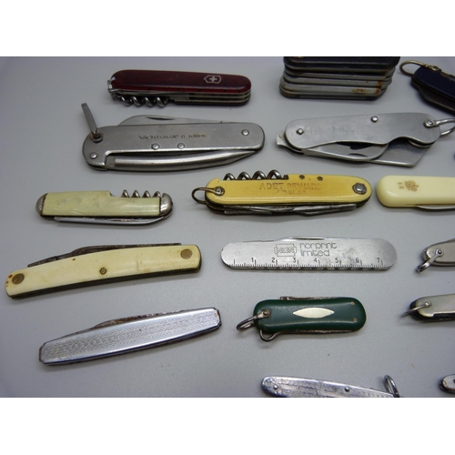 887 - Assorted pocket knives including Yachtman's, multi-tool, etc.