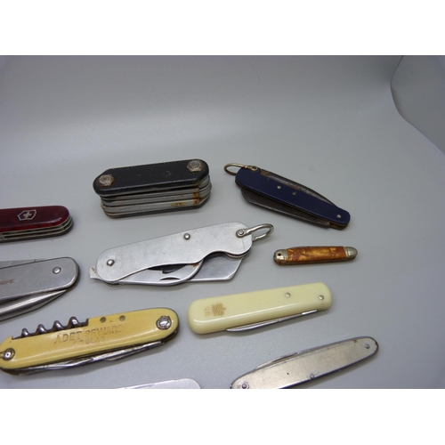 887 - Assorted pocket knives including Yachtman's, multi-tool, etc.