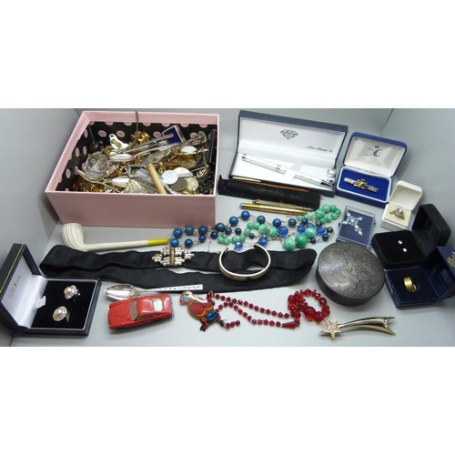 890 - Pens, jewellery, trinket boxes, etc.