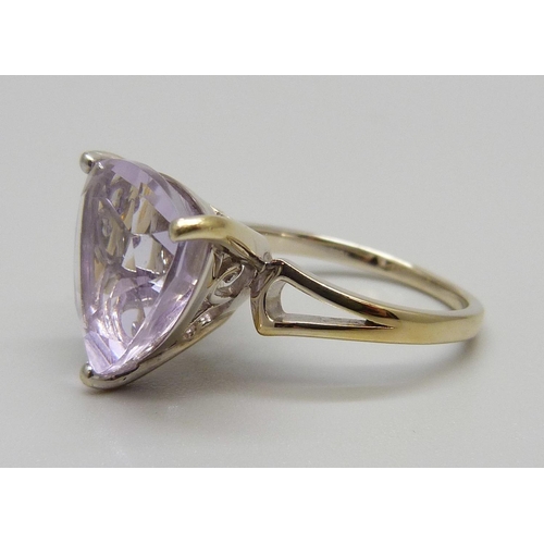 899 - A silver gilt Rose de France amethyst ring, with certificate, Q