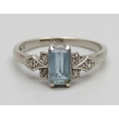 900 - A platinum set Art Deco rose cut diamond and blue stone ring, 3.4g, L