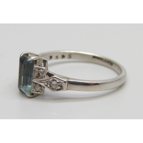 900 - A platinum set Art Deco rose cut diamond and blue stone ring, 3.4g, L