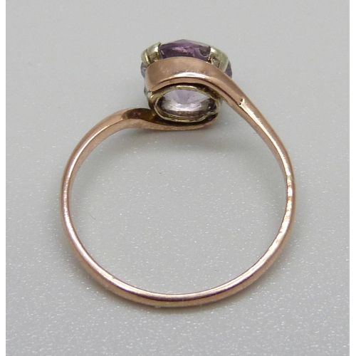 901 - A 9ct rose gold amethyst solitaire ring, Chester 1921, 1.4g, K