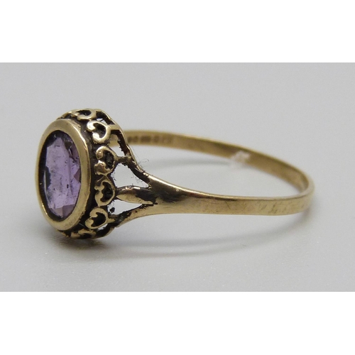 902 - A 9ct gold and amethyst ring, 1.3g, P