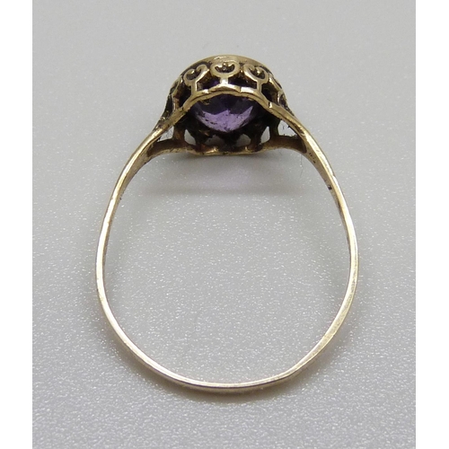 902 - A 9ct gold and amethyst ring, 1.3g, P