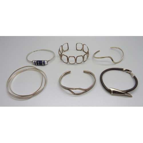 914 - Six silver bangles, 85g