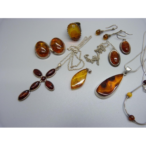 920 - Silver and amber jewllery