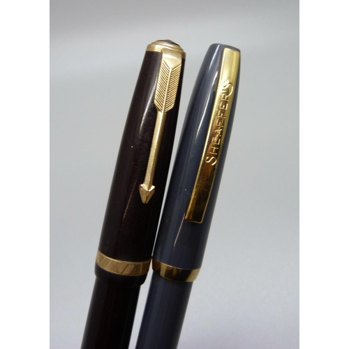 921 - A Parker Duofold fountain pen with 14ct gold nib and a Sheaffer fountain pen