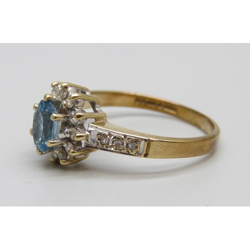 927 - A 9ct gold, aquamarine and sixteen stone diamond cluster ring, 2.4g, N