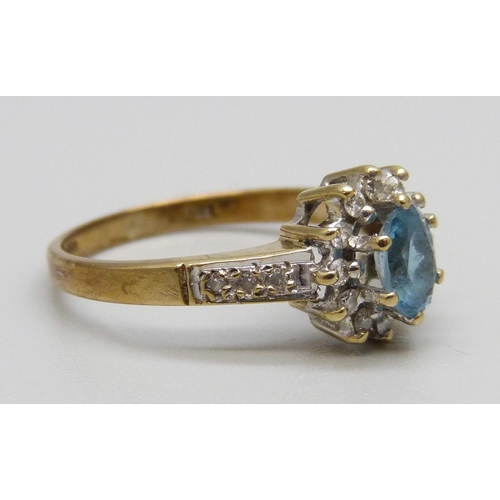 927 - A 9ct gold, aquamarine and sixteen stone diamond cluster ring, 2.4g, N