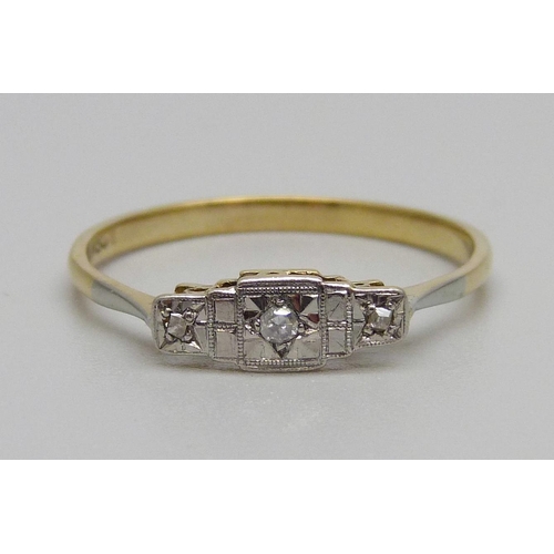 930 - An 18ct gold, Art Deco three stone diamond ring, 2.3g, U