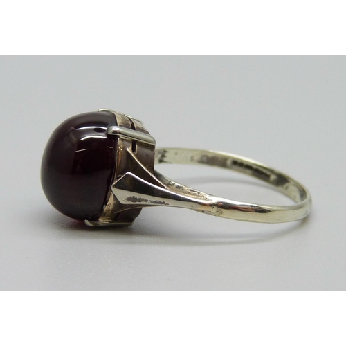 931 - A 9ct gold garnet cabochon ring, 3.8g, N