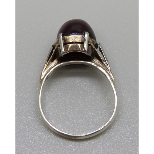 931 - A 9ct gold garnet cabochon ring, 3.8g, N