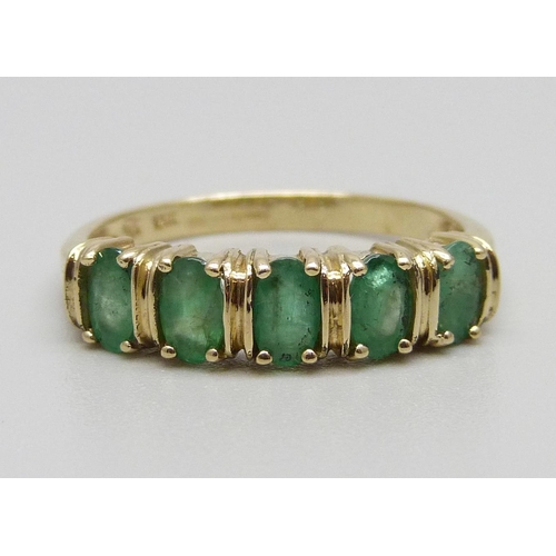 932 - A 14ct gold five stone emerald ring, 2.9g, R